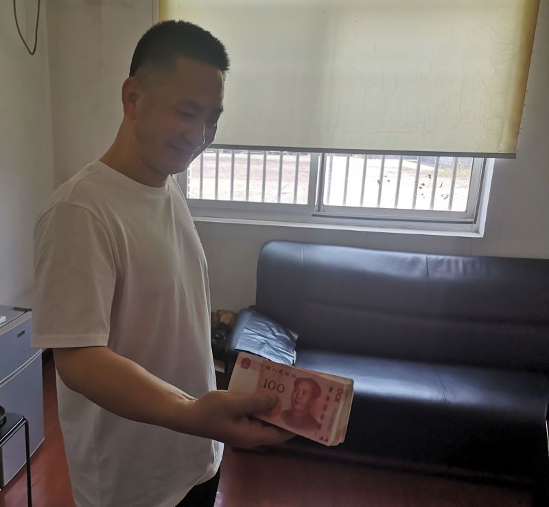 點贊！拾金不昧好的哥 萬元現(xiàn)金物歸原主